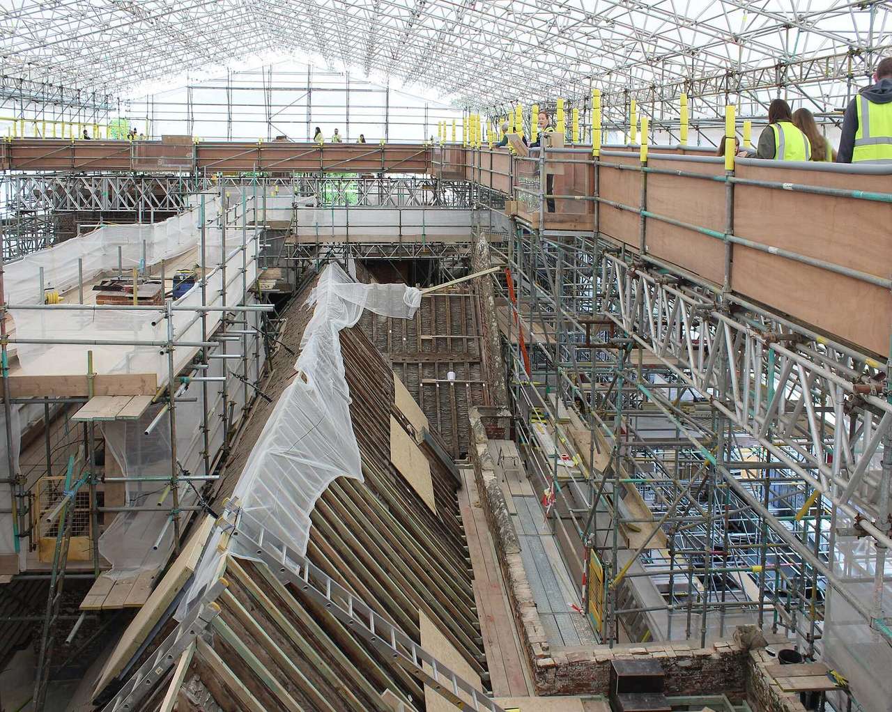Dakconstructie van binnenuit tijdens een restauratie, met stellingen onder het dak